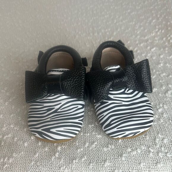 MONKEY FEET Blaxk Zebra Moccasin Shoes 3-6M 3M 6M - Picture 1 of 7